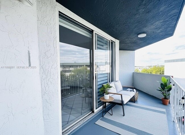 Photo - 1750 W 46th St Unidad 535