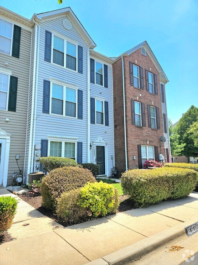 Building Photo - Beautiful 3 BR 2.5 BA Townhome Near Bowie ...