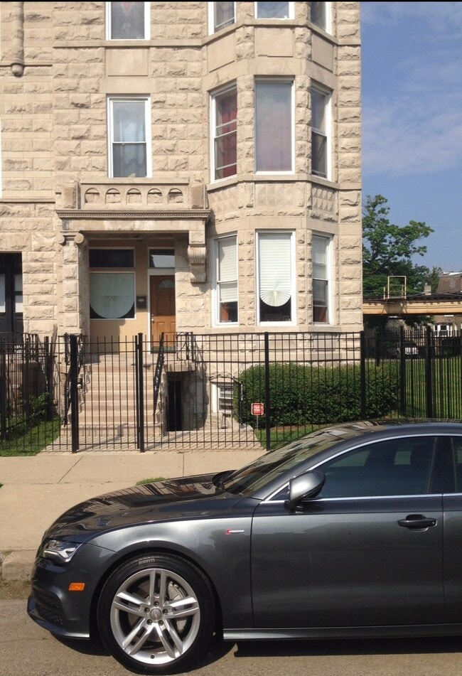 Building Photo - 4218-2 S Calumet Ave Unit 2