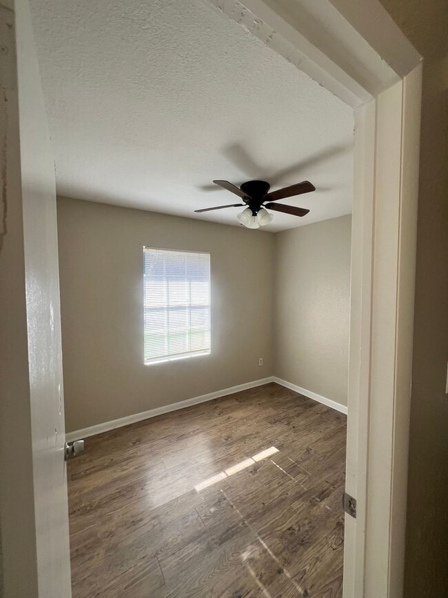 Photo - Lovely 3 Bedroom / 1 Bath  Rental Home In ...