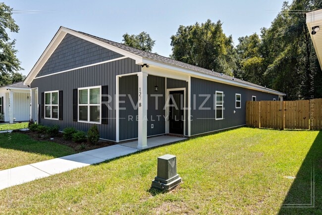 Building Photo - Luxury 3 BR / 2 BA New Build Duplex in Sar... Rental