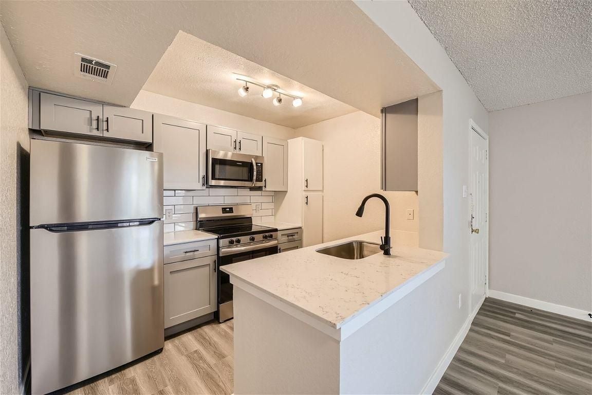 Photo - 2100 Willowbend Dr Unit B1