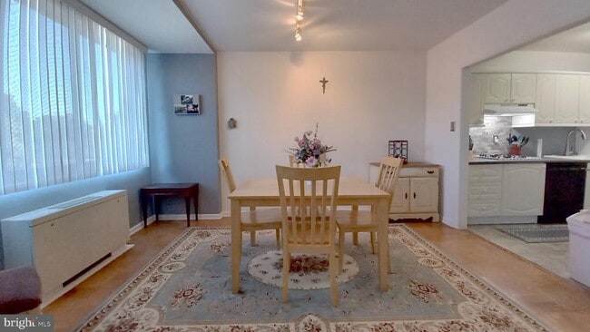 Photo - 10401 Grosvenor Pl Unit 120