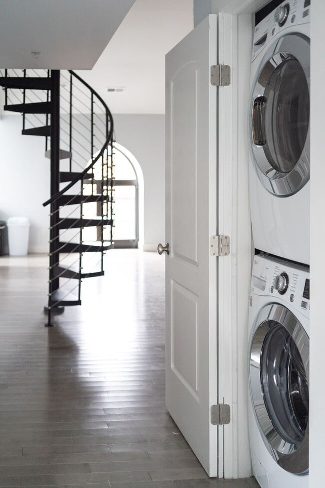 Photo - Luxury 4 bed + 2.5 bath apartments in East Rock Unit 4