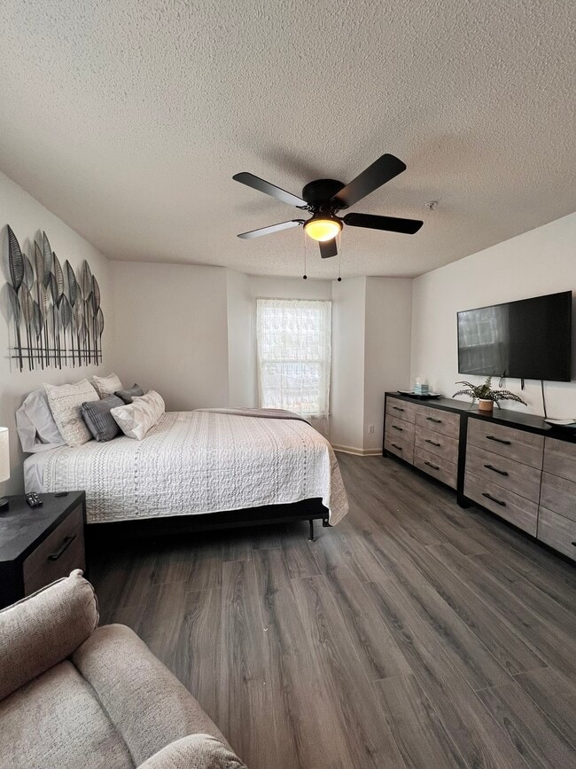 Photo - 711 Rivertree Ln