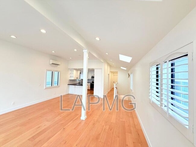 Photo - 1737 Steinhart Ave