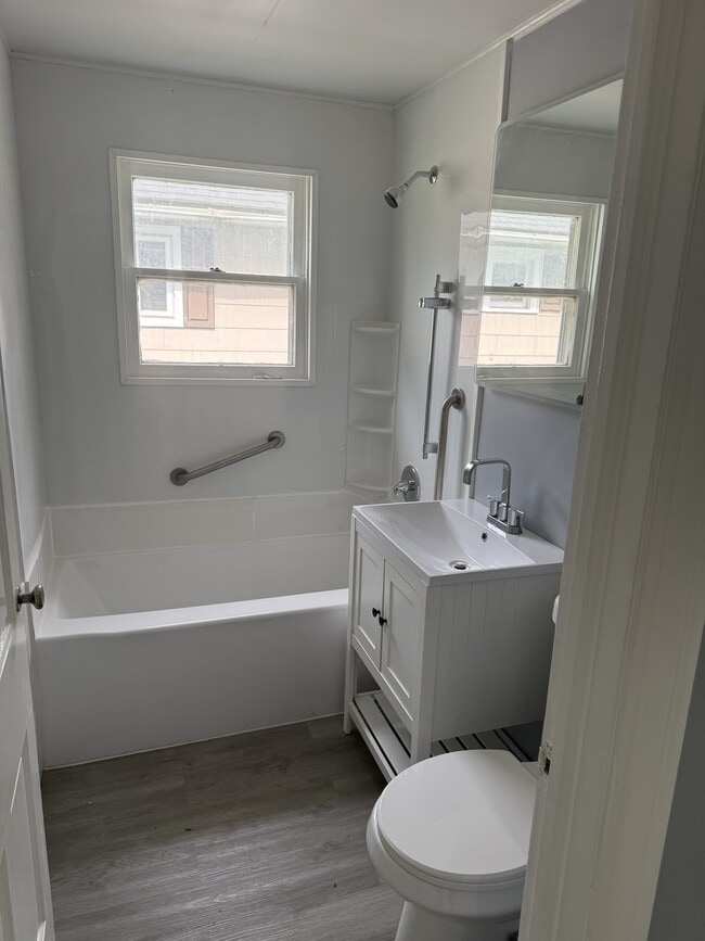 Photo - 950 Riverview St NW