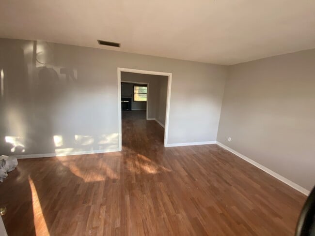 Building Photo - 609 NE 2nd Ave Rental