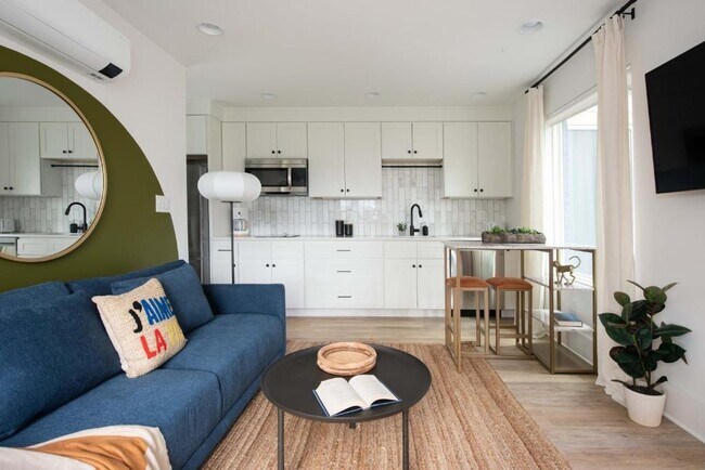 Photo - 542 Boulevard Pl NE