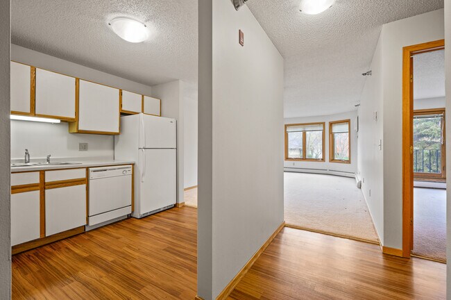 Photo - Oaks Lincoln Apartments