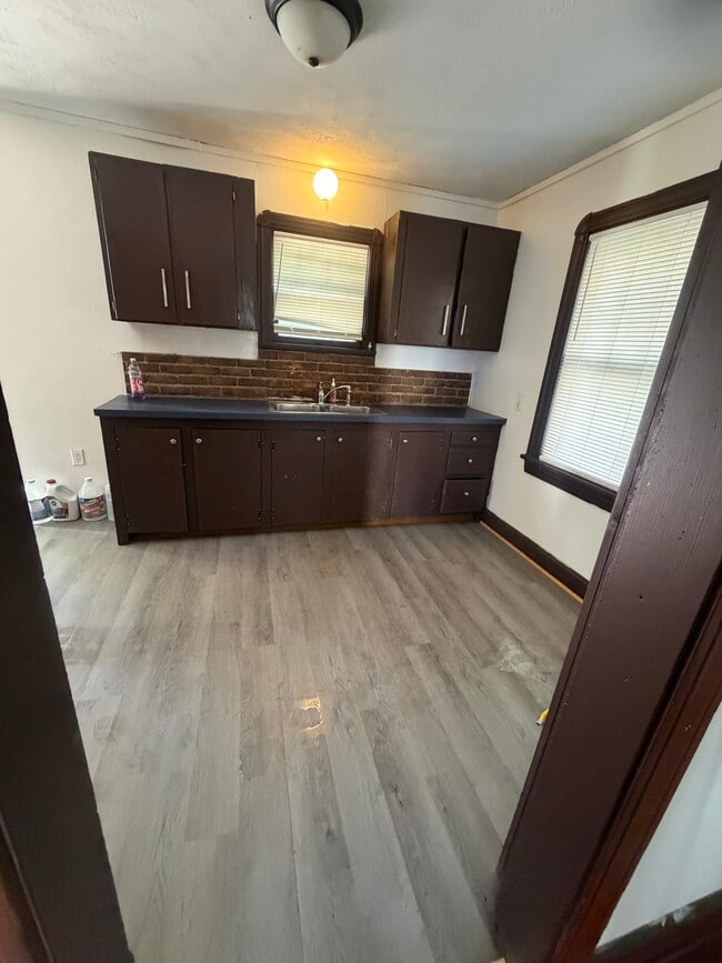 Building Photo - 35 W Ravenwood Ave
