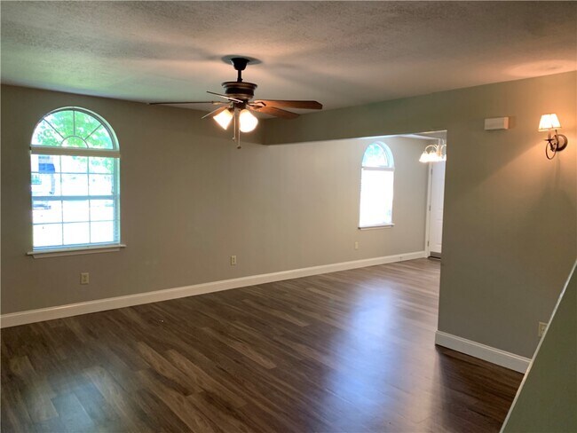 Photo - 461 N Garrett St