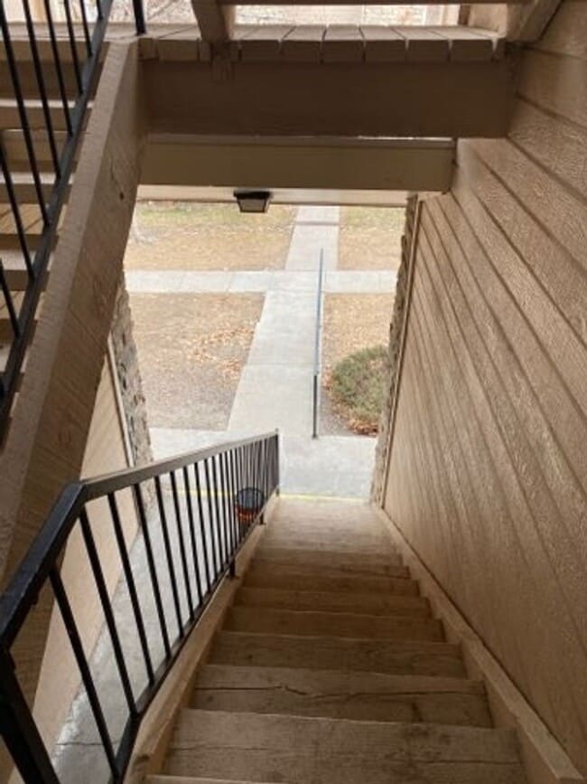 Photo - 2nd Floor 1bed/1bath with Laundry and Parking! Unidad 206