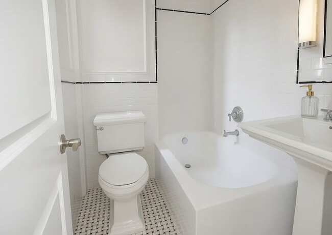 Photo - 212 E 63rd St