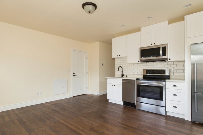 Photo - Charming 2 Bed / 1 Bath Top Floor, South-Facing Apartment w/ Roof Deck One Month Free Rent Unit 4