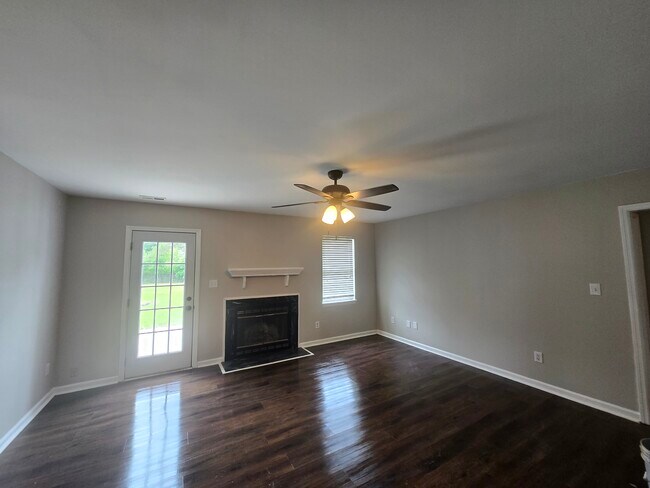 Photo - 302 Paddock Pl