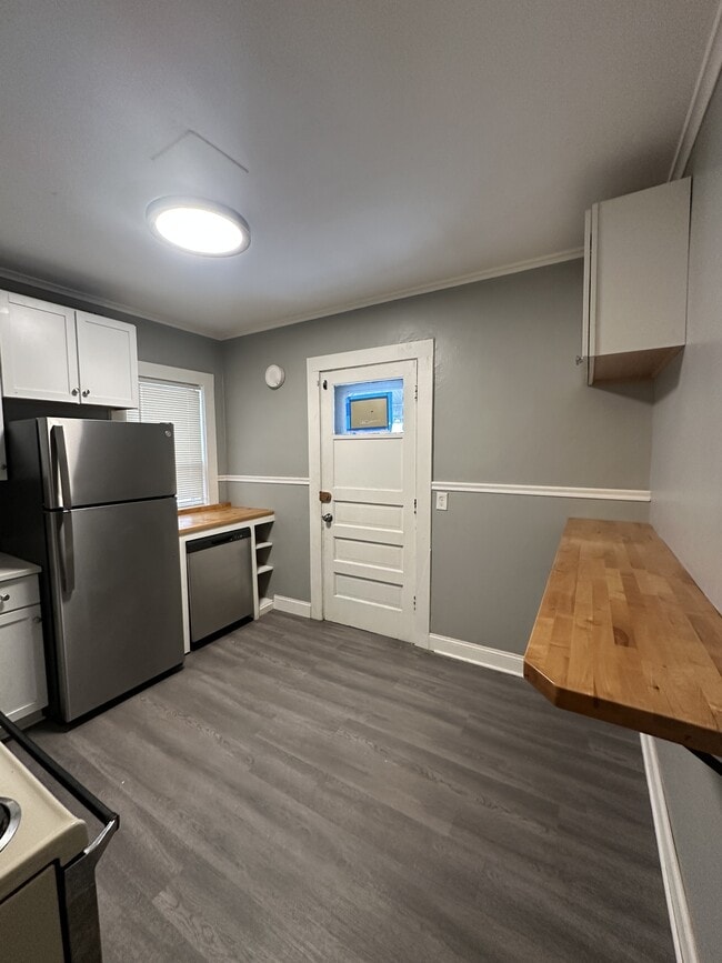 Photo - 174 Gardiner Ave