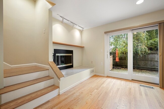 10 Eustis St