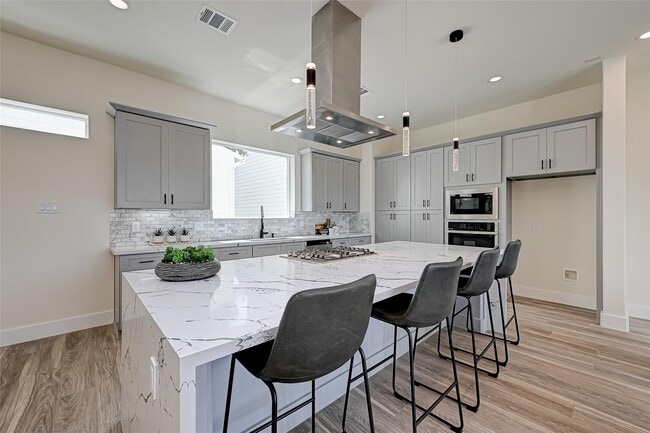 Photo - 2905 Nagle St