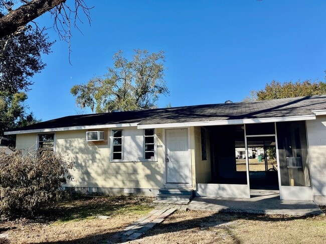 Building Photo - Cute 2BR/1BA Zephyrhills Duplex NO APPLICATION FEE!