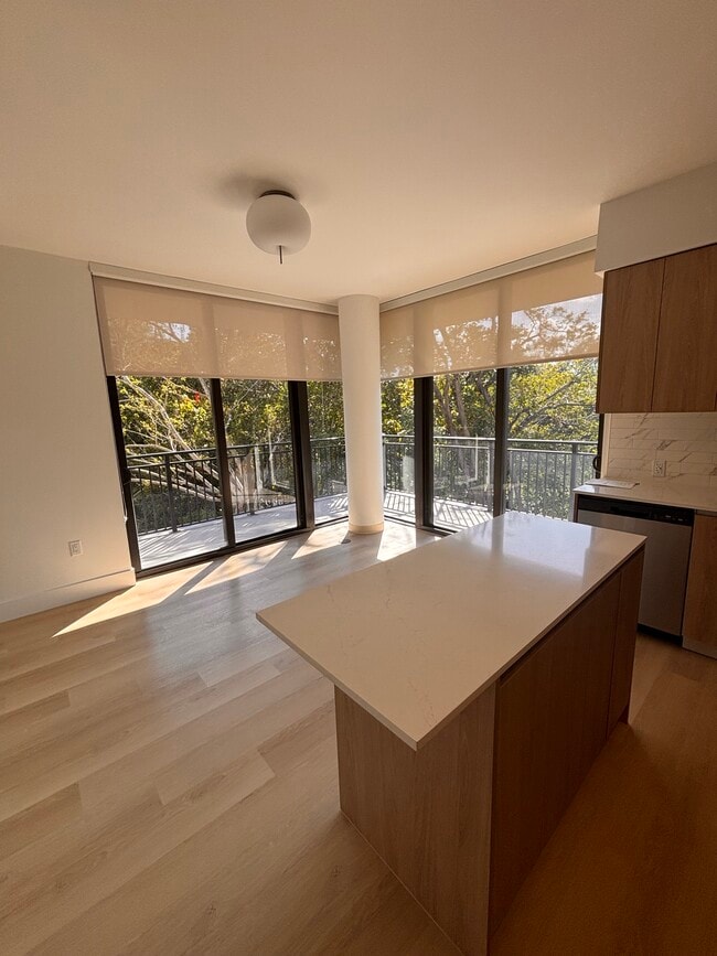 Building Photo - 2596 NE 182nd Ter Unit A2