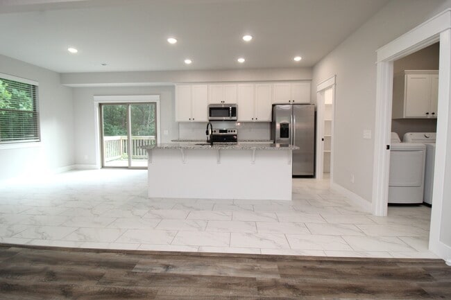 Building Photo - 11 Hillswick Dr