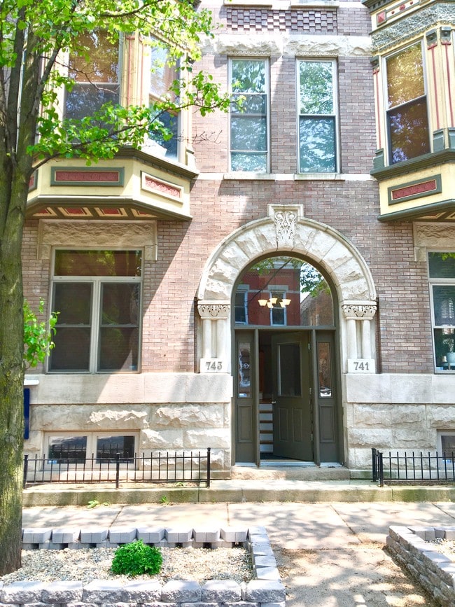 1st Floor Duplex - 743 N Wolcott Ave Unit #1