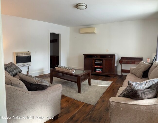 Photo - 648 Albany Turnpike