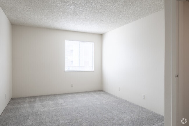 2BR, 1BA - 840SF