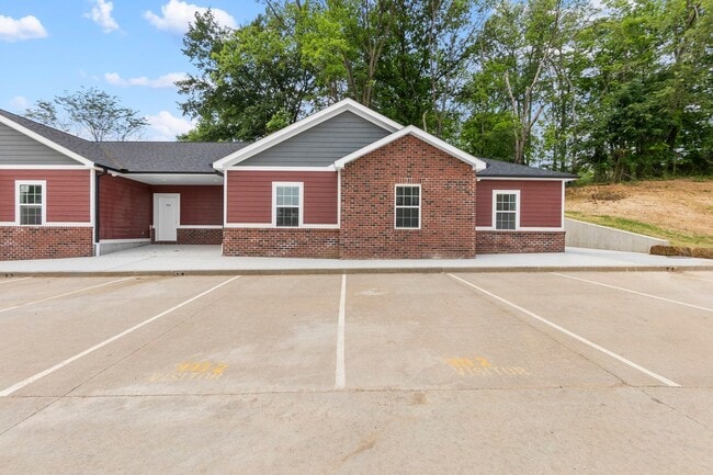 Building Photo - Bertling 1112 12 Unit 1212
