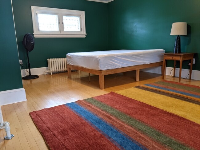 Queen, luxury hybrid memory foam mattress - 27 Howard St Unit Brick/ Green Room + Green Bath