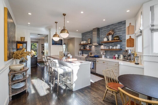 Photo - 3228 Washington St