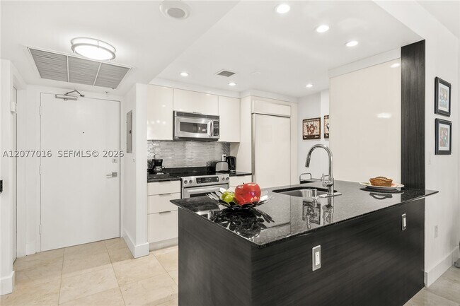 10275 Collins Ave Unidad 611