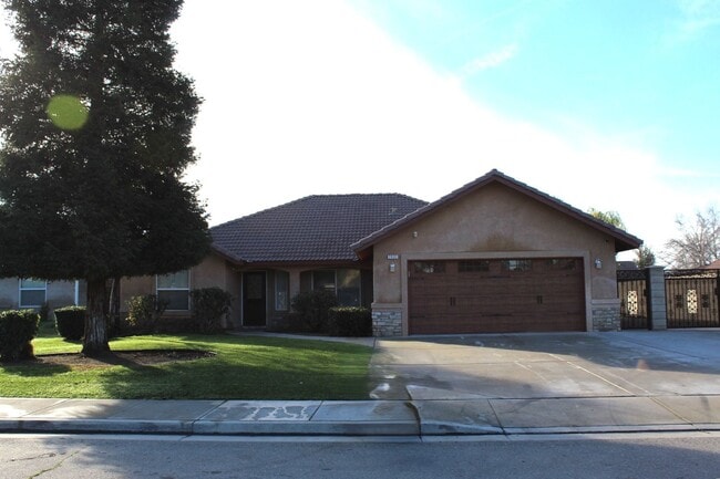 Building Photo - Large Home for Rent Bakersfield, CA