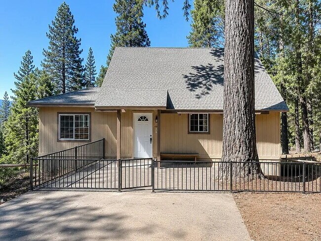Building Photo - Charming 2/1 home nestled amongst the trees! Unit #2