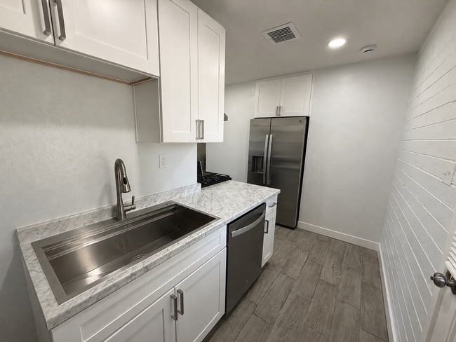 Photo - 2206 W Vista Ave Unit B