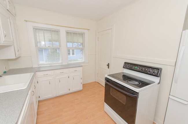 Photo - 3 Bedroom, 1.5 bath Home: Available July 2...