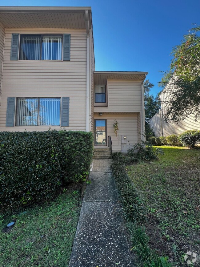 Building Photo - Spacious 3BR Townhouse in Cordova: Pool, T...