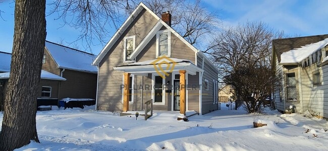 Building Photo - Renovated 3-Bedroom Gem Near Downtown Indy, Available NOW!