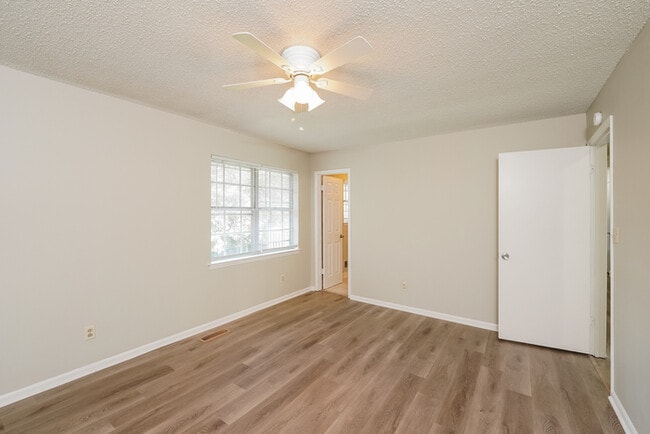 Photo - 611 Ashwood Ln
