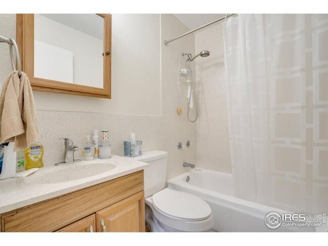 Photo - 1031 E 4th St