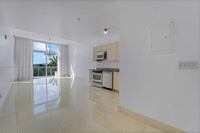 Photo - 2001 Meridian Ave Condo Unit 516