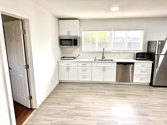 Photo - Private Detached 1-Bedroom Home – Modern Updates in Prime University Place Location Unidad 8007 G