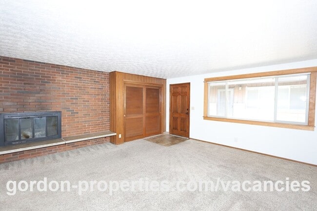 Photo - SE Cedar Ave - Single level 2 bedroom unit in duplex