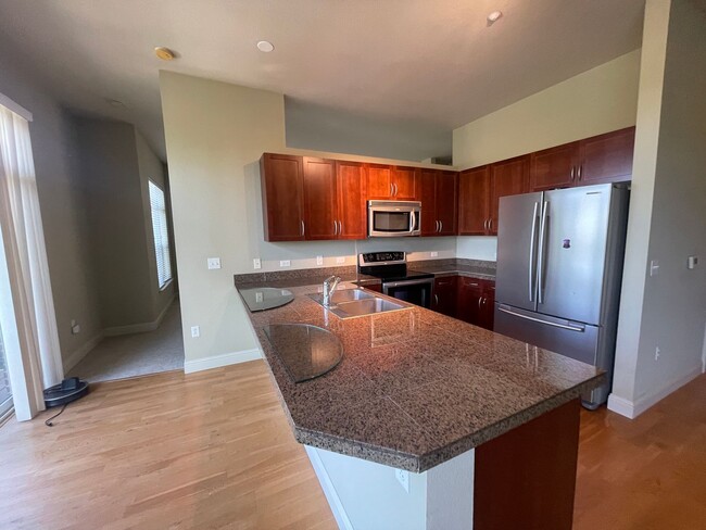 Stylish & Spacious 2-Bedroom Loft-Style Re... - Stylish & Spacious 2-Bedroom Loft-Style Re...