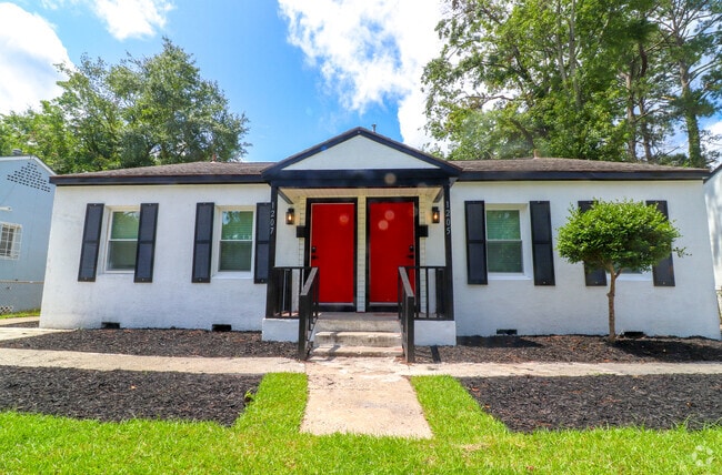 Building Photo - 1205 E 53rd St Rental