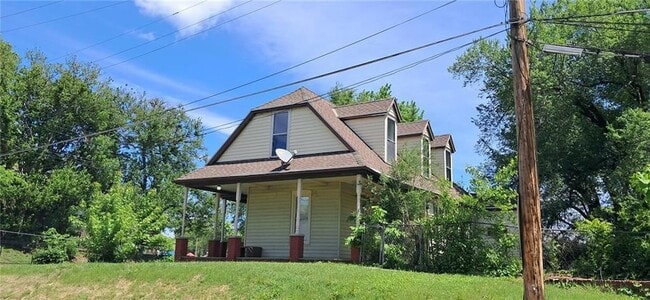 Building Photo - 1324 Messanie St