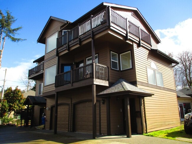 Building Photo - Becker-330/332 Unit 330