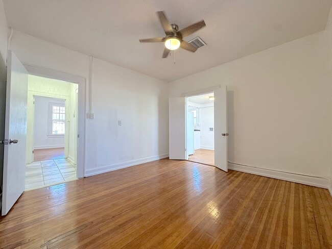Photo - *All Utilities Included* Manhattan Heights 1 bed 1 bath unit with Refrig A/C and Gorgeous views!