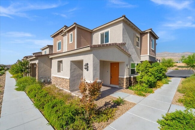 Building Photo - 4bd End-Unit Gated Townhome with Stylish Finishes